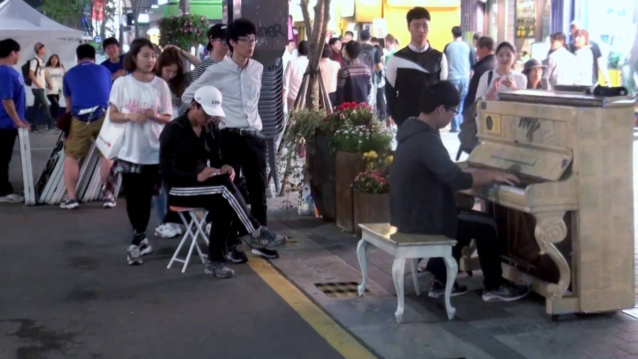 신촌 길거리 피아노 버스킹 공연 - 
