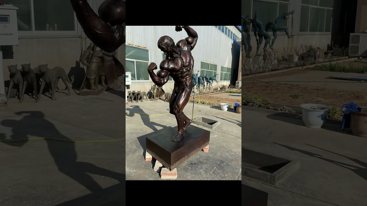 Large-scale sculpture of bodybuilding sculpture, the details are very realistic and exquisite