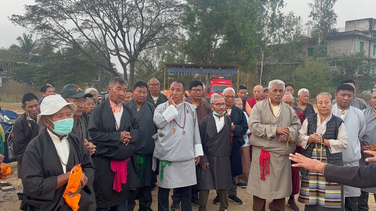 Audience to the people of Bandra, Maharashtra #dalailama #mundgod #tibetanvlogger #