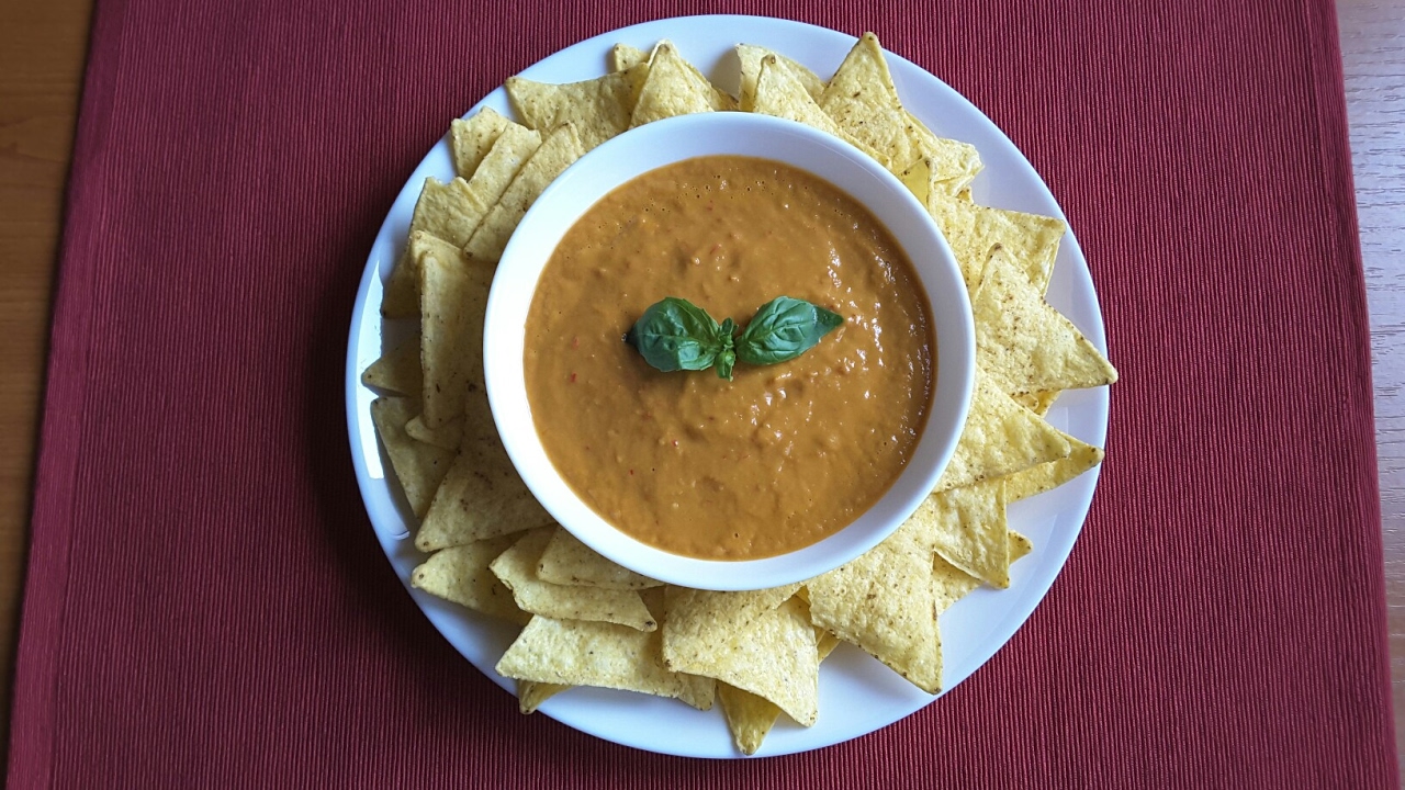 Raw vegan avocado soup. Supă vegană cu avocado. Вегетарианский суп с авокадо.