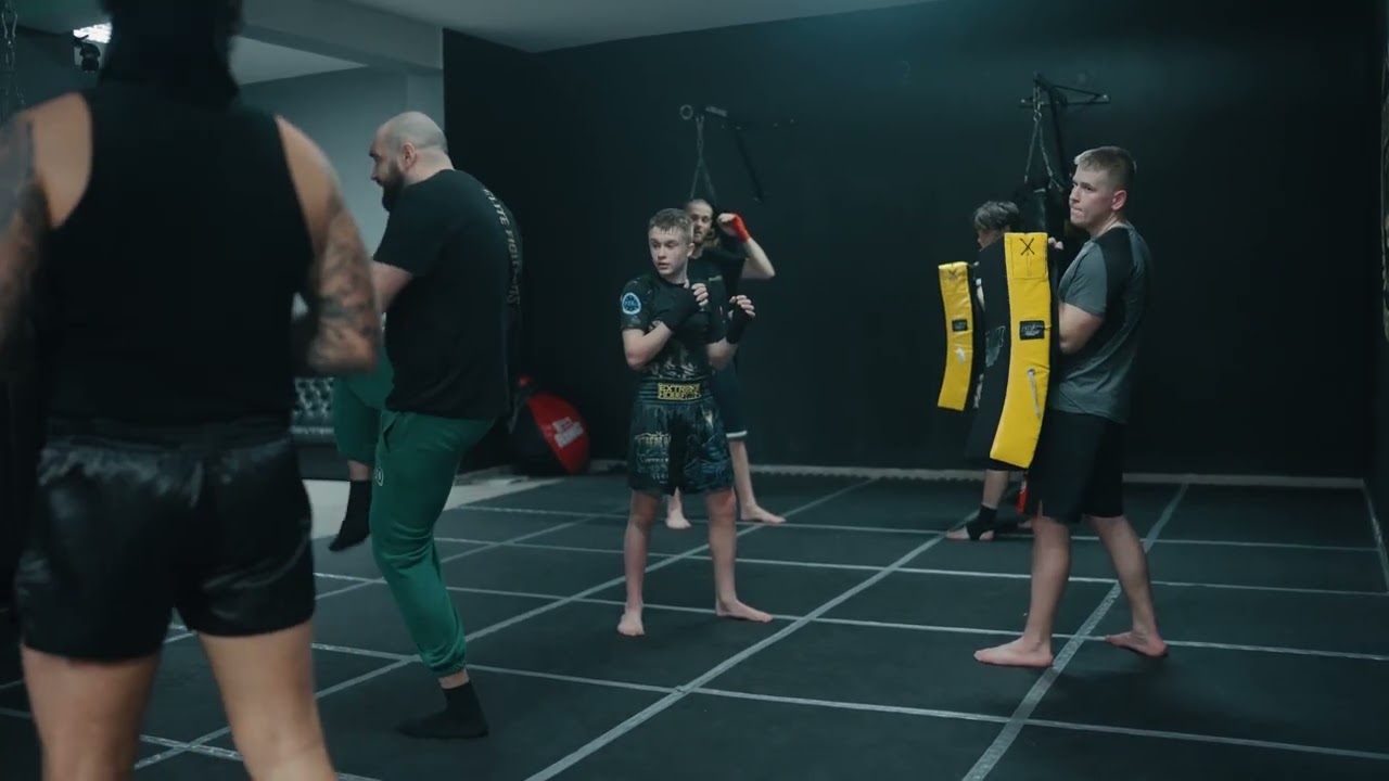 Podstawy Kickboxingu Kolano nożycowe Akademia Kickboxingu