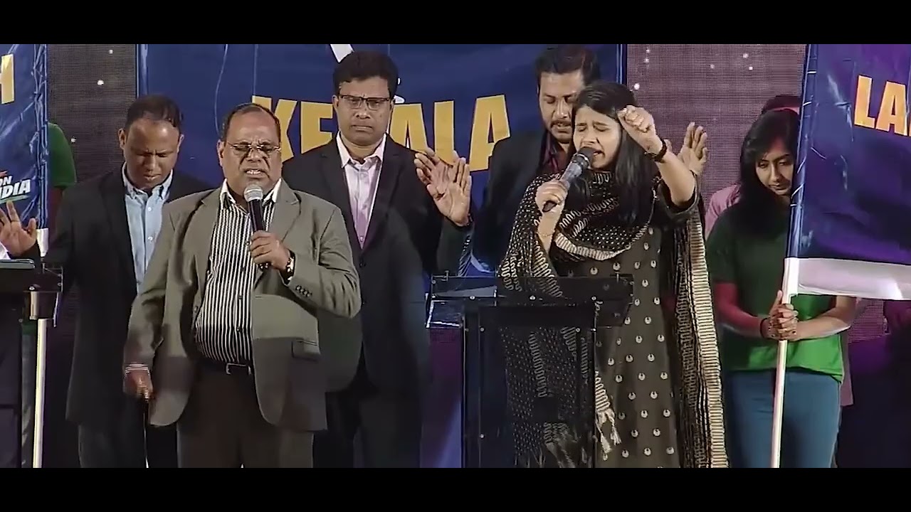PROPHET SAMACHAN  PRAYING FOR KERALA at All India Inter-Denominational All Night Prayer at NEW DELHI