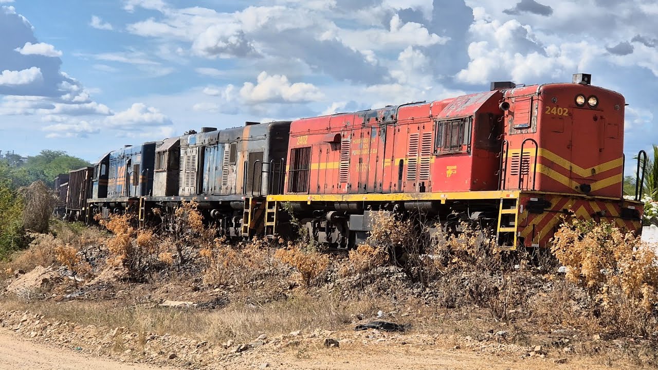 Tripla de locomotivas U13B e U12B com vagões carregados