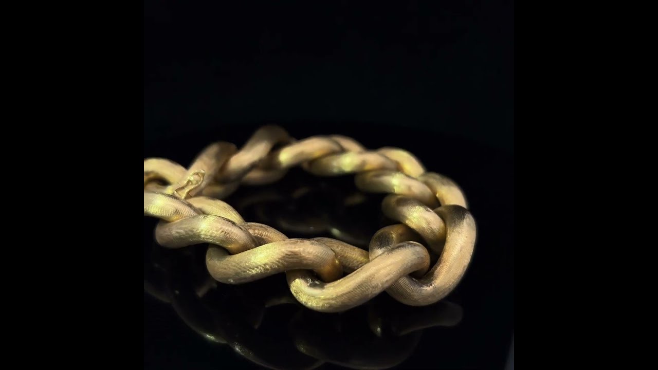 18k Yellow Gold Chunky Gold Bracelet #designyard #curatedvintagecollection #chunkygoldbracelet