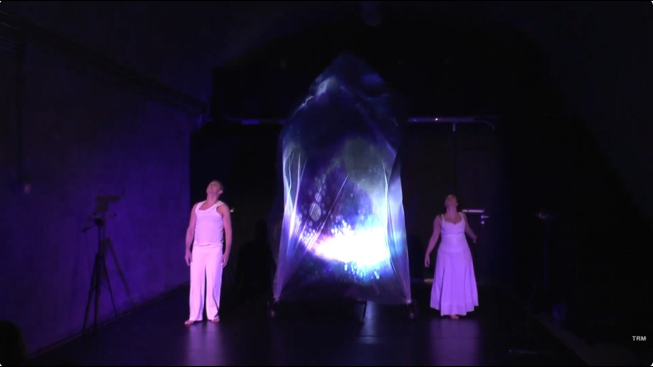 Dal grembo del silenzio nasce il primo gesto | Teatro, respiro e digitale a Matera