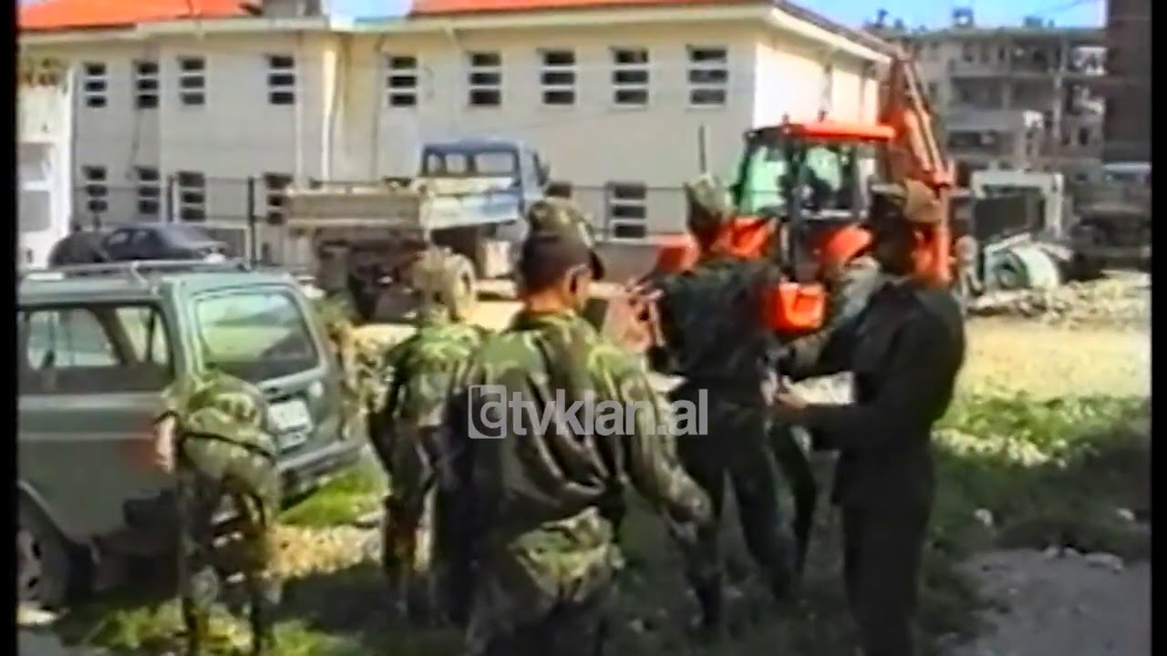 Pastrimi ne Gjirokaster, vetem uniformat e gjelberta iu pergjigjen urdhrit te Bashkise(9 Prill 2001)