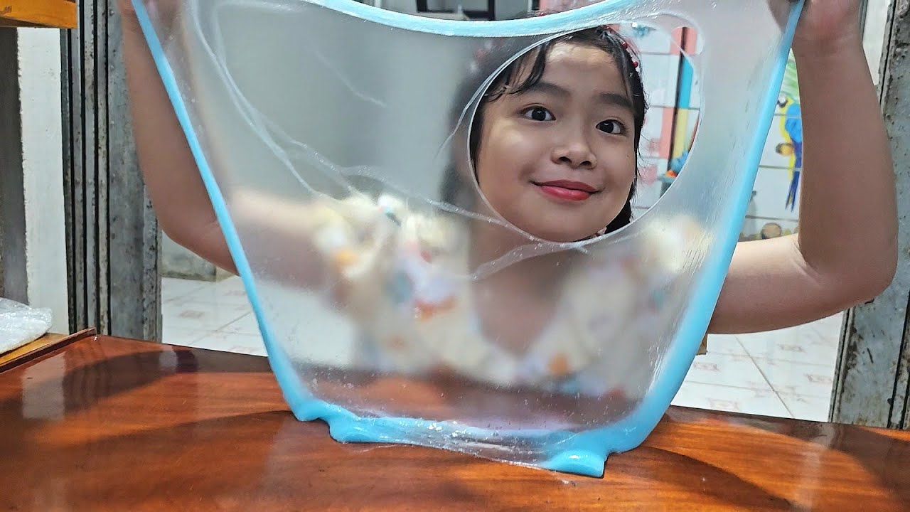 🧼🧫💧 Muội chơi slime tím và slime lam 🧪😲 Xí Muội Family 450