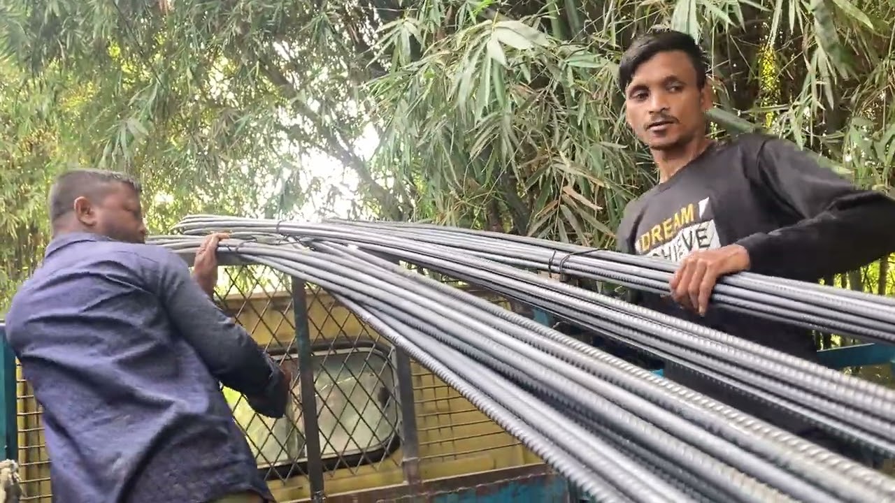 আব্বা আর চাচা মিলে রড নামাচ্ছেন