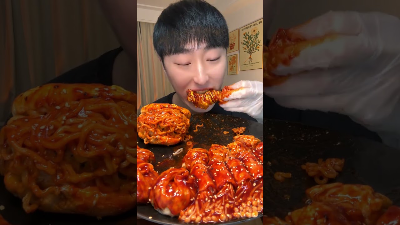 Jiang Duoduo s fried chicken hamburger and Turkey noodle platter #Oh my god it smells so
