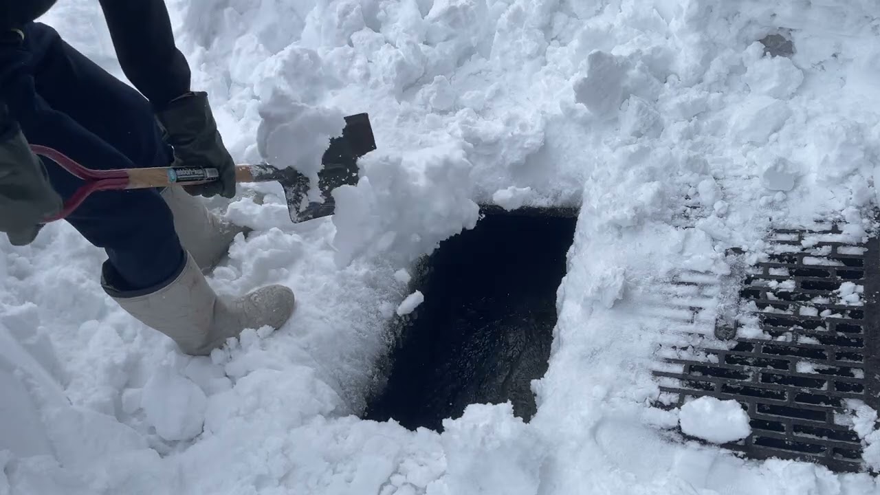 令和8年1月30日　③アーケードの降ろした雪を流雪溝に流す　Life with Snow
