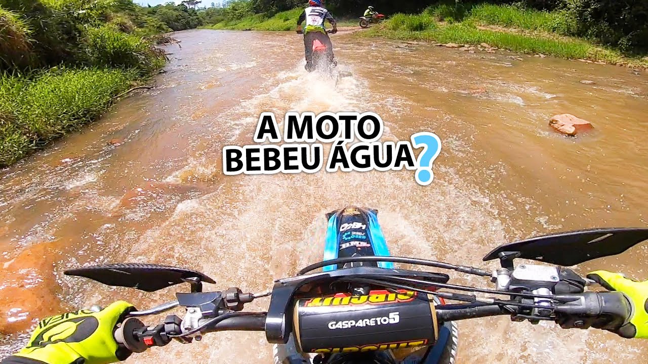 CAI NO RIO NA TRILHA DE MOTO