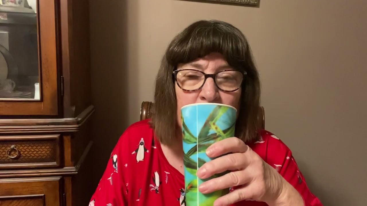 Пробую яичные рулетики и немного болтаю.