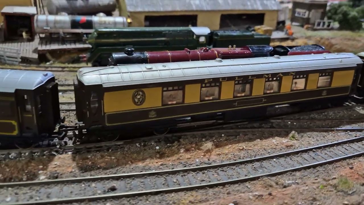 Early Triang 8 3/4 inch carriages found in RS23 trainset pulled by TD Britannia.