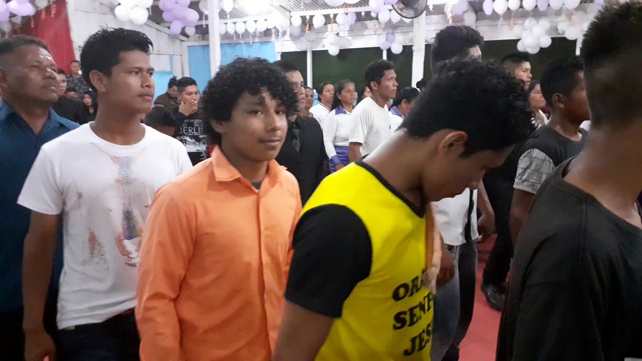 O povo indígena  na aldeia kumaruma  fazendo apresentações na presença de Deus