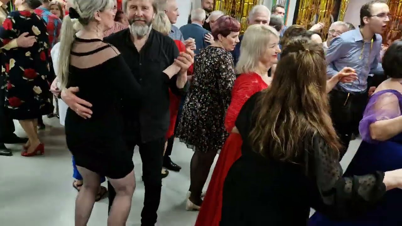 Już późno a nam się jeszcze nie chce spać, czerwone wino będziemy pili aż po brzask.