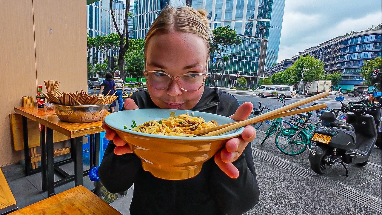 The BEST $1.70 Noodles in Chengdu, China 🇨🇳