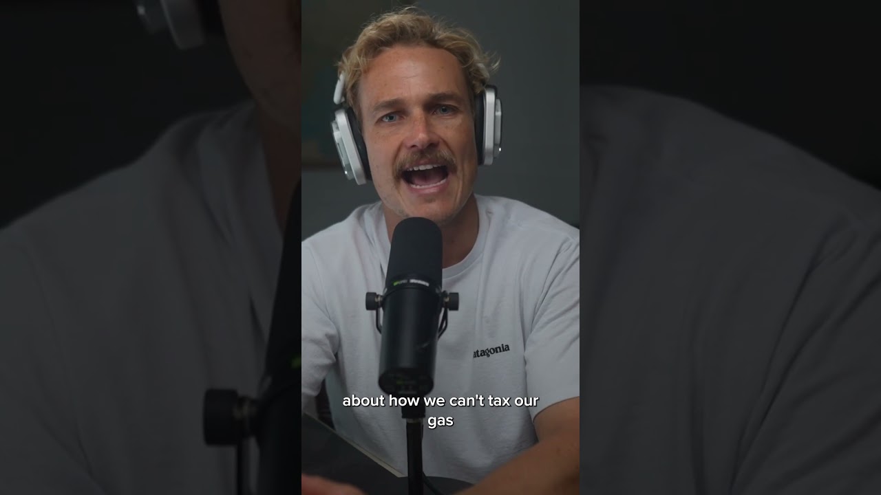 В издании Punter's Politics он утверждает, что не является журналистом.