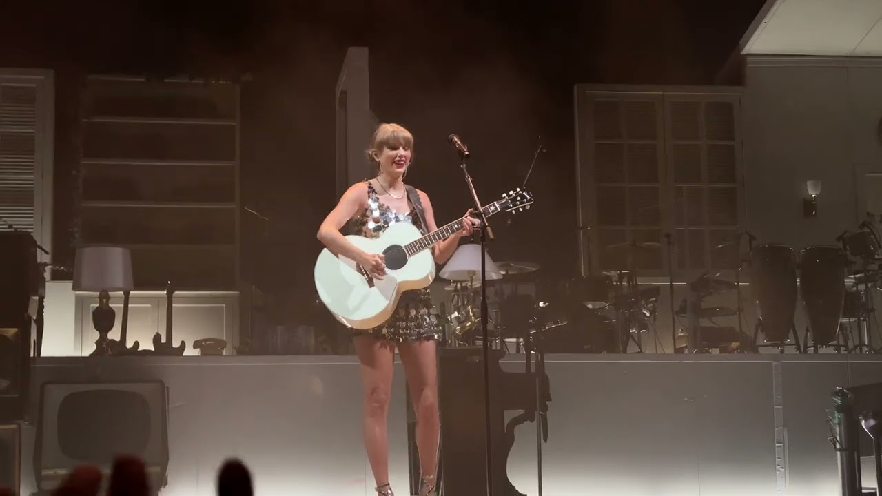 Anti-Hero & The City (cover) - Taylor Swift - Acoustic set at The 1975 concert, London 12/01/23 [4K]