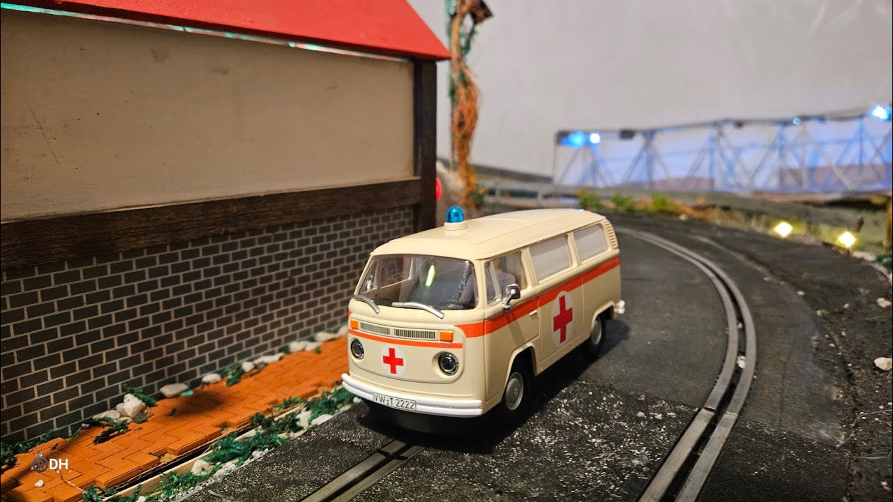 Unfall am Scalextric Mountain (VW Bus T2b Ambulance [Carrera])