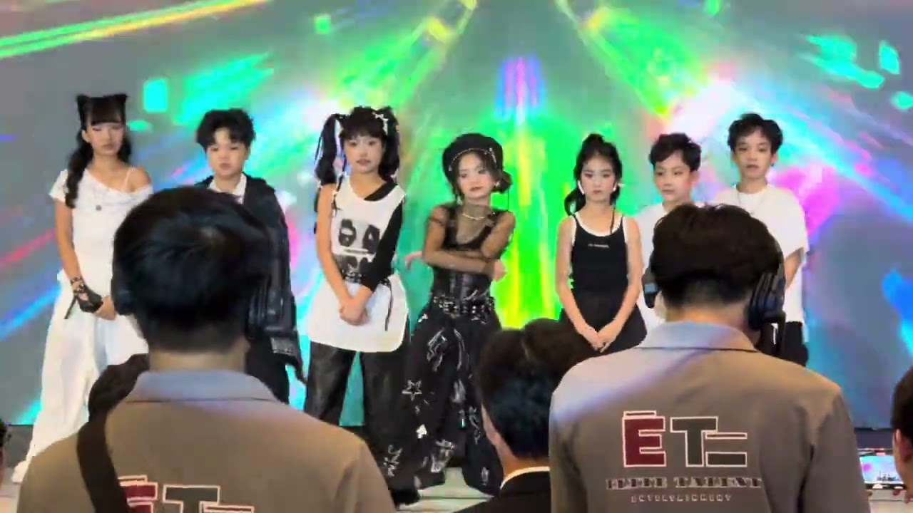 Nhóm EliteTalent tại event của Topmom