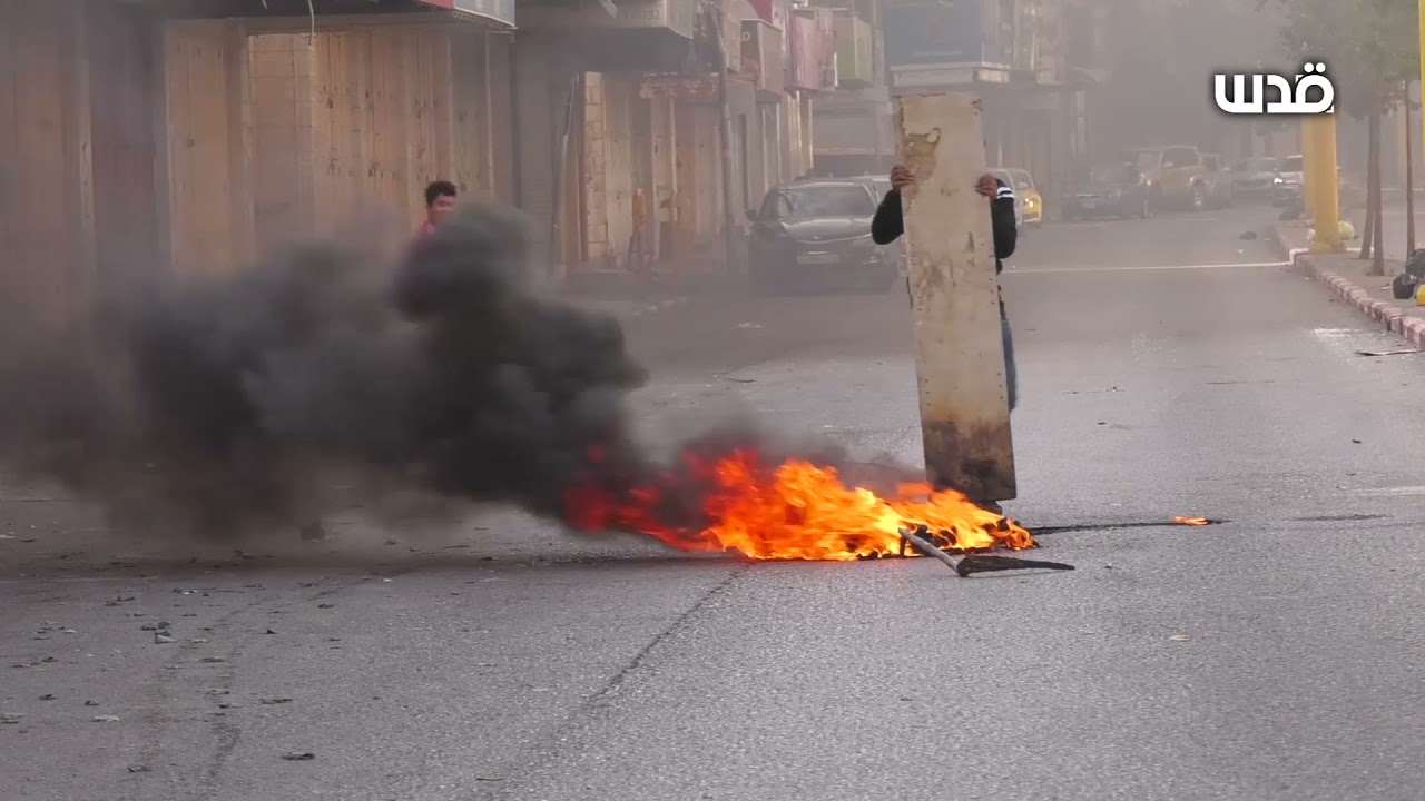 مشاهد من المواجهات بين شبان وقوات الاحتلال بمنطقة باب الزاوية في الخليل.