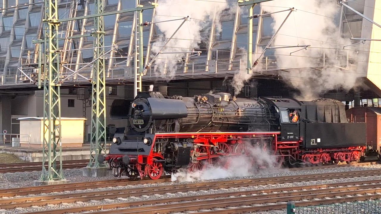 Knallige Ausfahrt!  3 historische Triebfahrzeuge auf einen Schlag. Am 09.03.2024 im Bahnhof Chemnitz