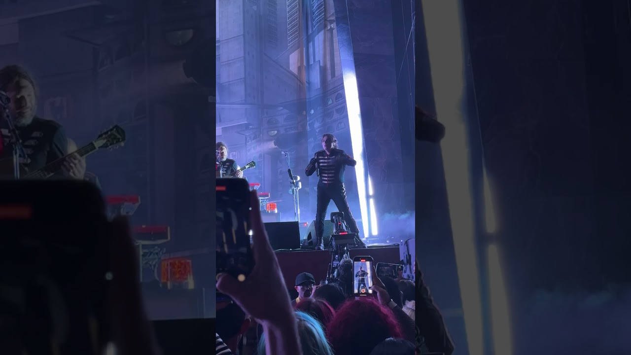 MCR - The LA2 opening with Draag National Anthem, The End. and Dead!