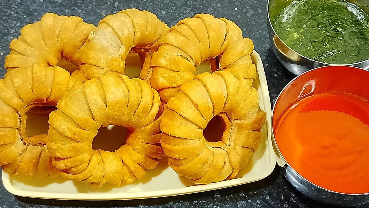 नया ट्रेडिंग रोल गोल कचौड़ी रेसिपी । तीन चीजों से मिलाकर बनाएं करारे स्वादिष्ट कचौड़ी ।
