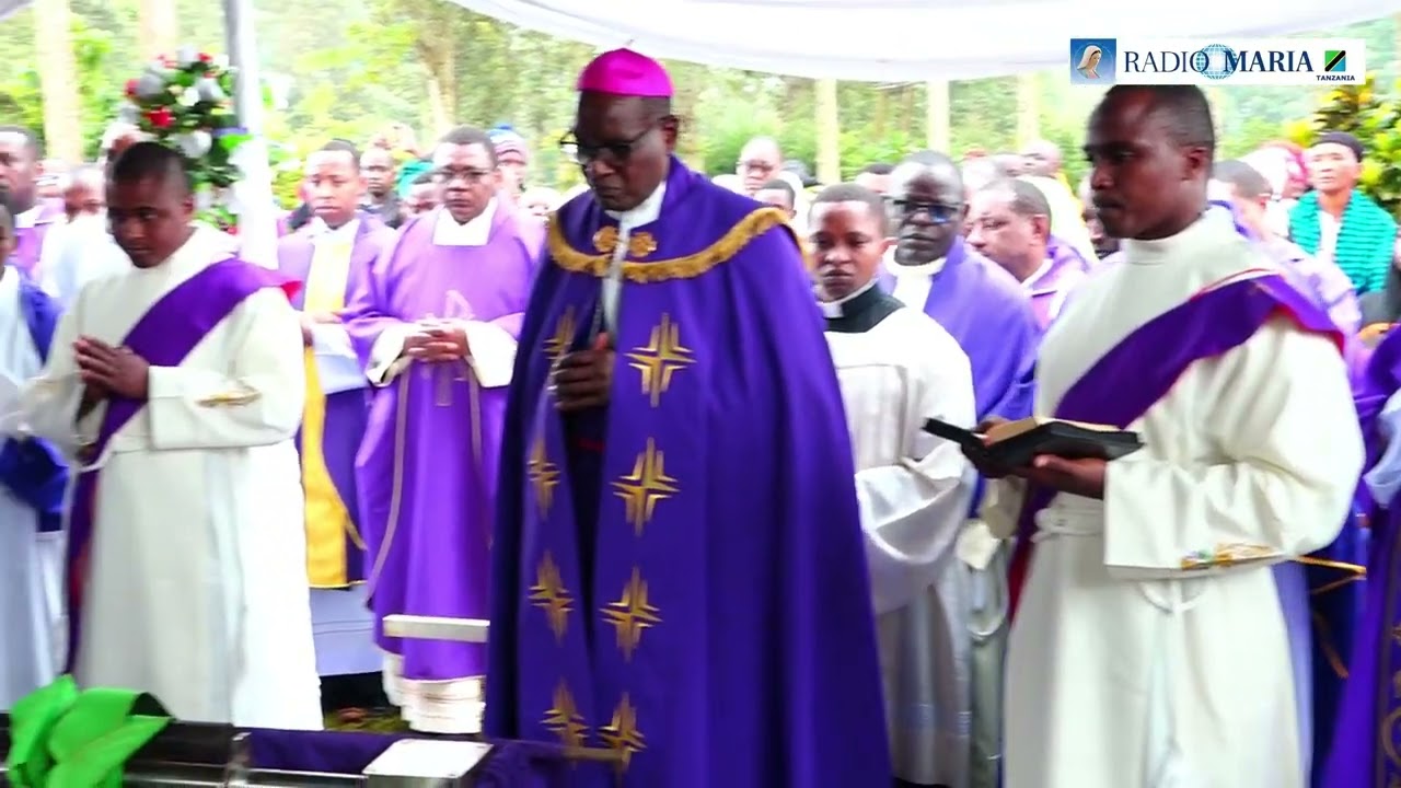 Shuhudia Masista wa Monaki Franciskani Maua, wakibeba Jeneza lililobeba mwili wa Marehemu Sr.Calista