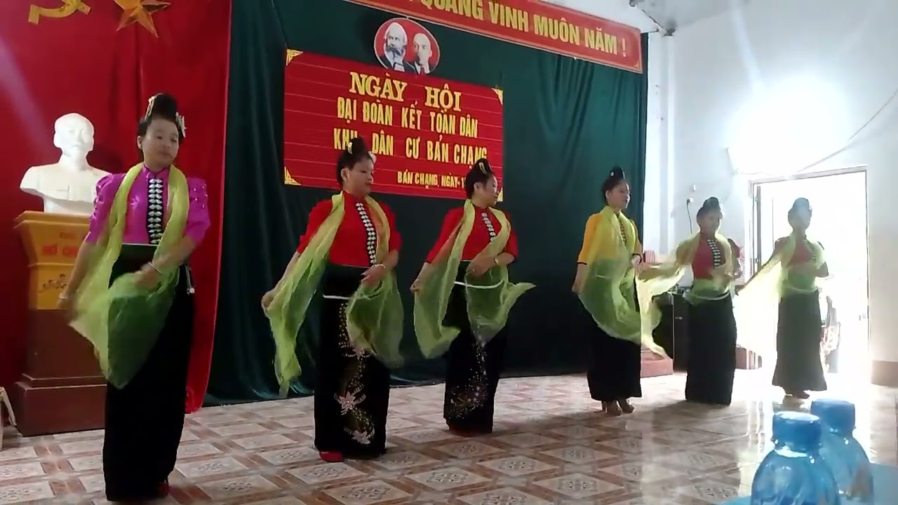 Điệu múa khăn thật tuyệt vời của các cây văn nghệ bản chạng mường khoa