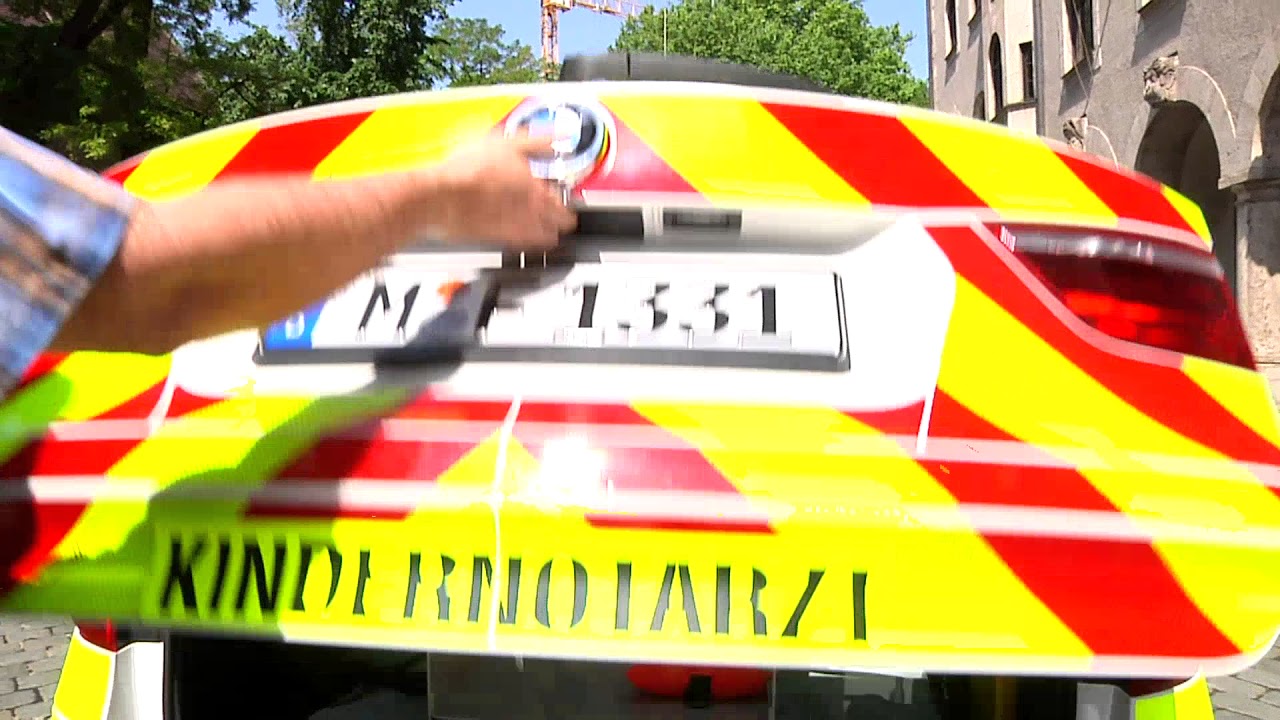 Kindernotarzt in München mit neuem BMW auf Einsatzfahrt