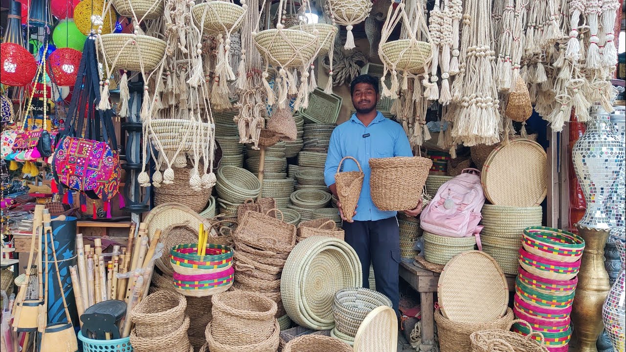 দোয়েল চত্ত্বর থেকে পানির দামে কিনুন,বাঁশ,হোগলপাতা,তালপাতা,কাশবন ও পাটের তৈরি সংসারের টুকিটাকি  জিনিস