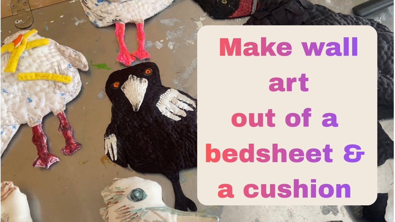 Сделайте настенное украшение из простыни и подушки.
