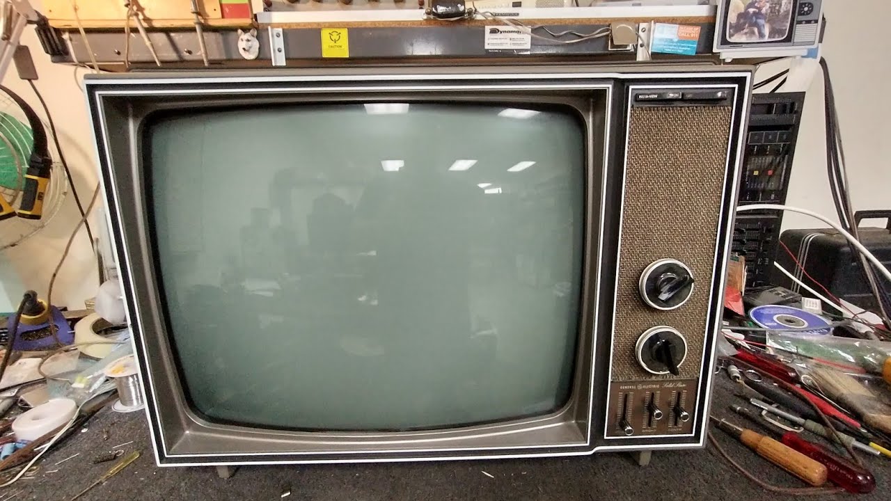 Демонстрация черно-белого твердотельного телевизора General Electric TR465UW-1D 1972 года с диаго...