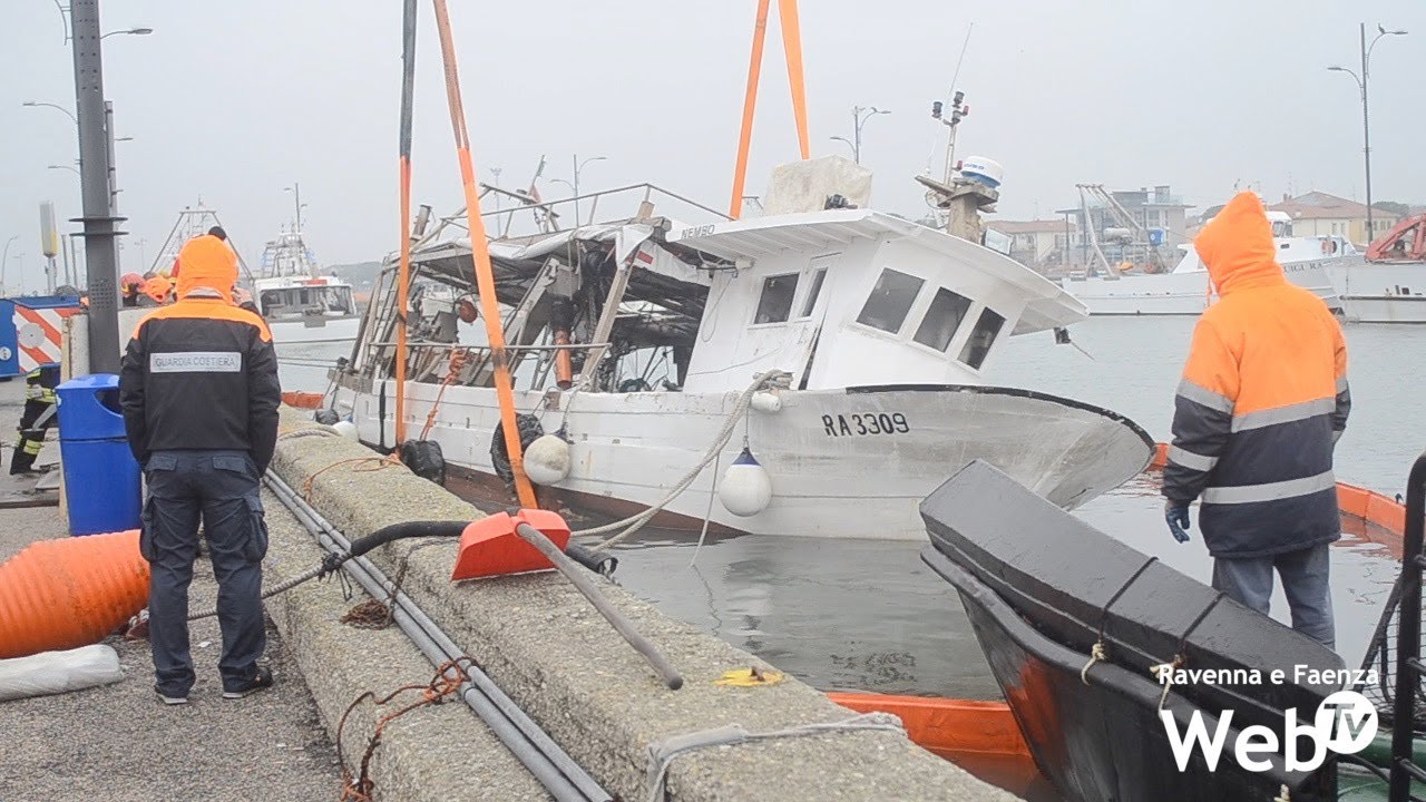 Recuperato il pescherecchio affondato a Marina di Ravenna: lo scafo squarciato da un tronco
