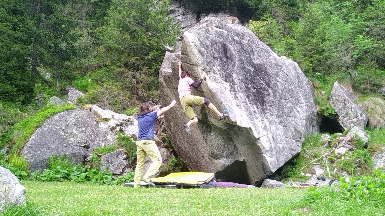 Lo Spigolo dell'Anguria 7b+  boulder in Val Daone Trento