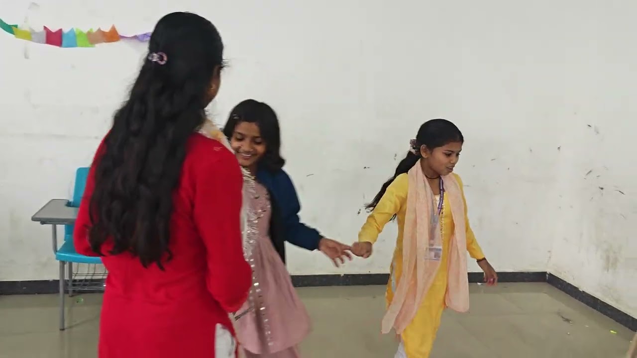 १७ नोव्हेंबर: अखेर दिवाळीची सुट्टी सुरू झाली! 😍 Class 7 Girls Performance 🏫✨