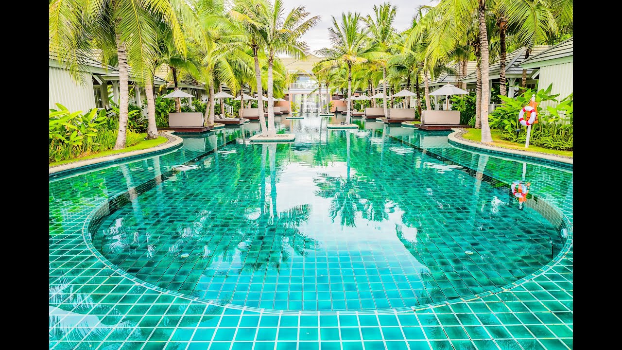 Dive into Luxury: The Poolside Paradise Awaits You!