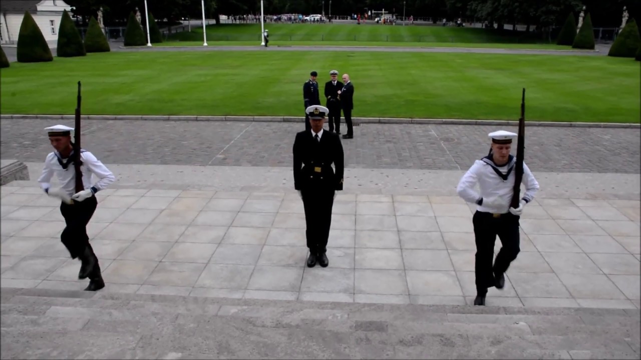 Ehrenposten Ablösung Schloss Bellevue II