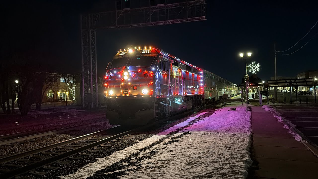 Metra F40PHM-3 211 Leads Outbound Metra Train 2037  With Holiday Train At Western Springs (12/14/25)