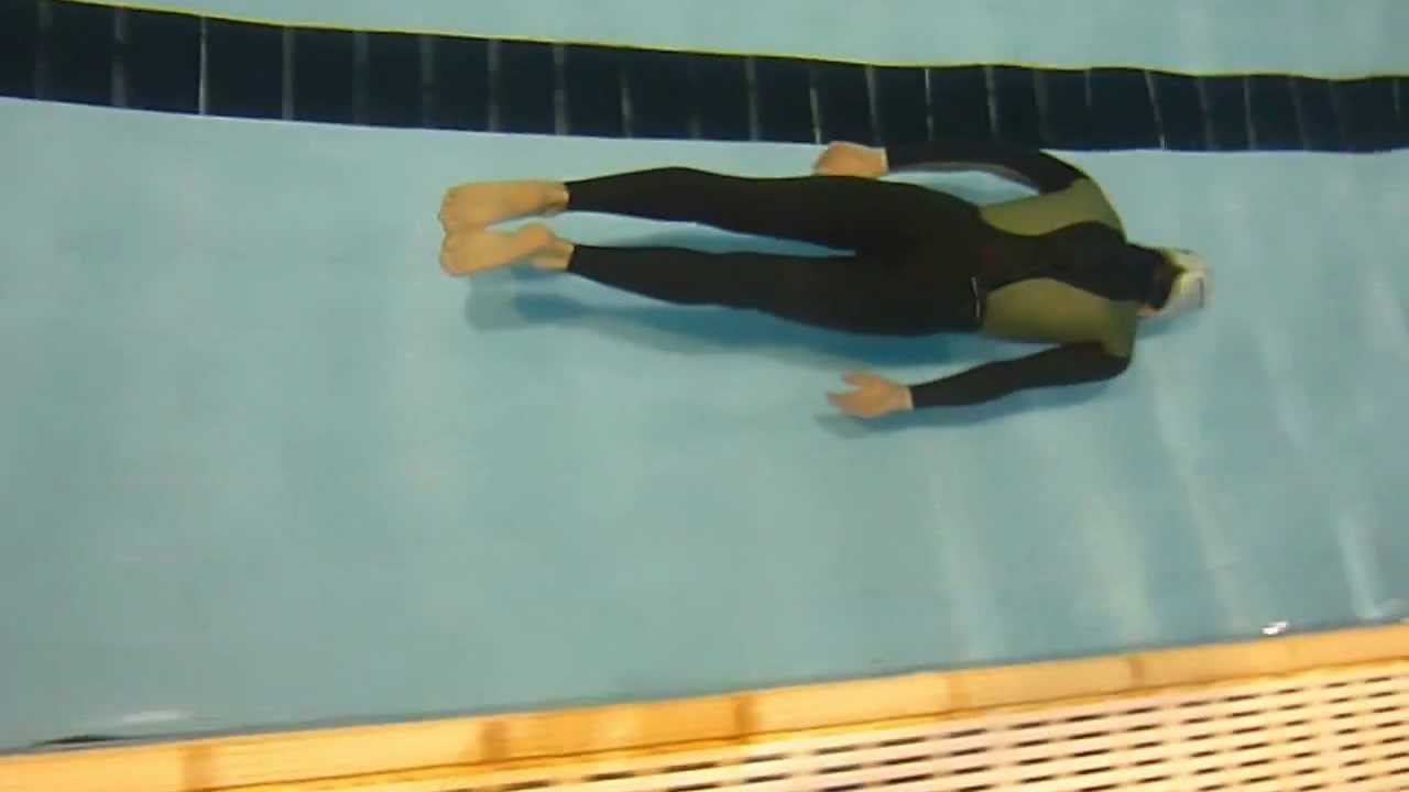 Rana subacquea vista dal bordo vasca-Istruttore Apnea Academy Matteo Corti