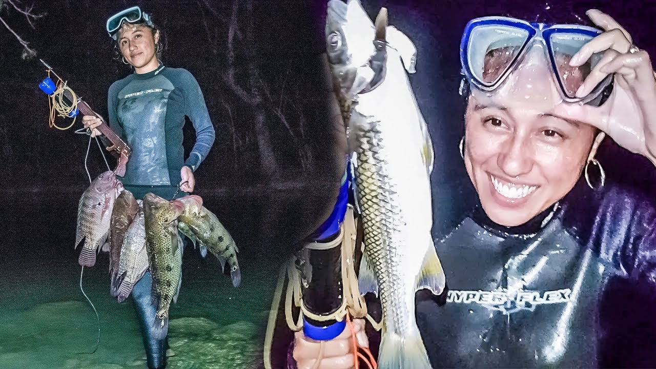MUJER PESCA CON ARPÓN
