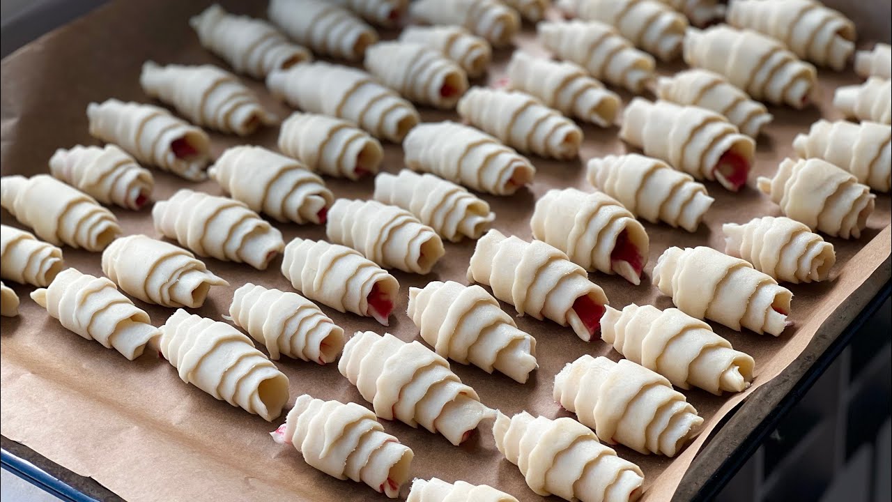 Iată ce deliciu putem face din 250 gr untură de porc. Cornulețe cu Vișine. Rețeta bunicilor.