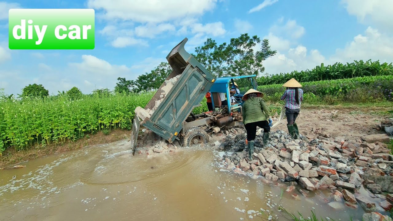 Dượt đuổi Công nông tự chế chở cát lầy lội, máy xúc múc cát | diy farm truck carrying sand