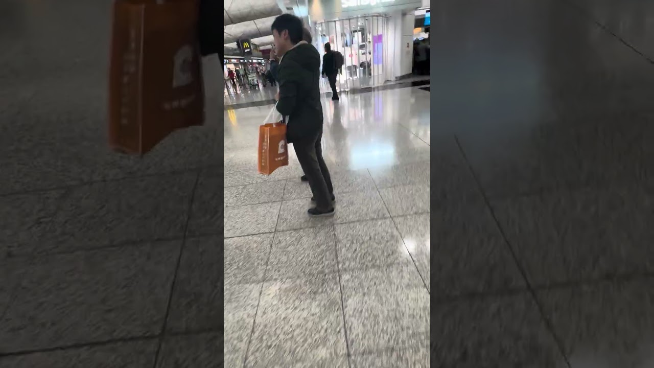 機場散步 ￼空姐好正 喜歡黑絲