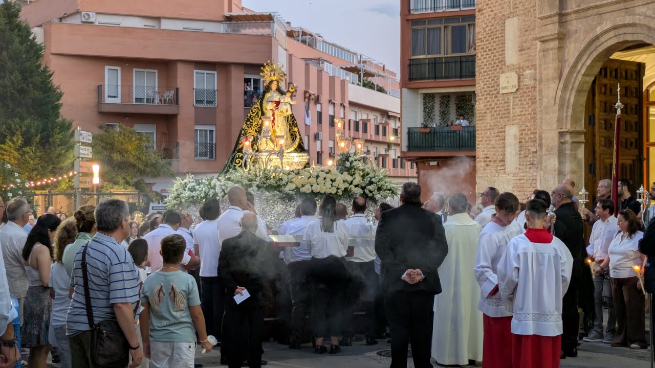La Virgen de la Cabeza recorre las calles de Valdepeñas junto a sus habitantes.
