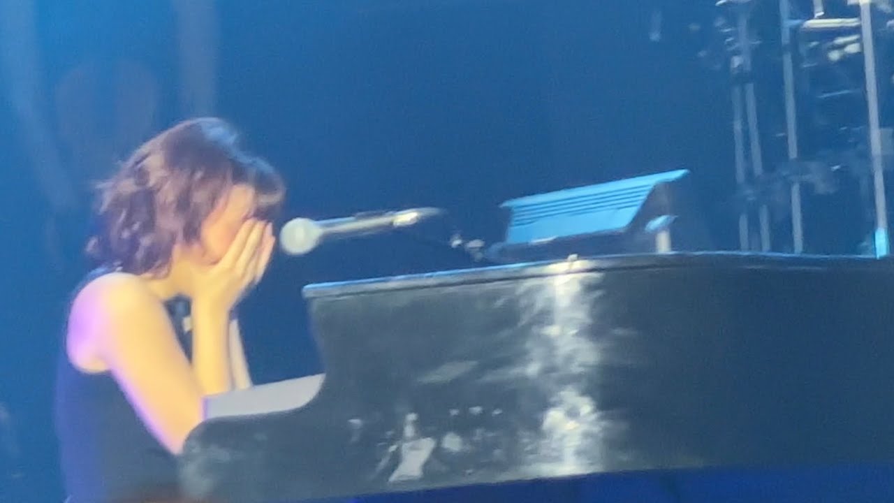 Pau sings 'BREATHE' for the first time (Emotional) | The Warning live at Pepsi Center CDMX