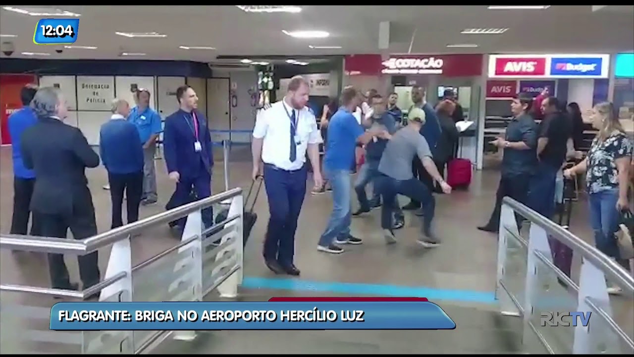 Briga entre motoristas de táxi é flagrada no Aeroporto Hercílio Luz, em Florianópolis