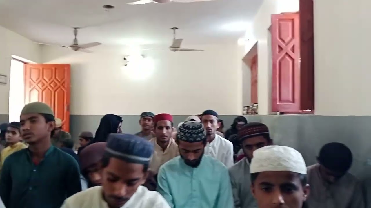 مدرسے کا طالب العلم قاری محمد شہمیر چنہ تلاوت قرآن پاک کرتے ہوئے 