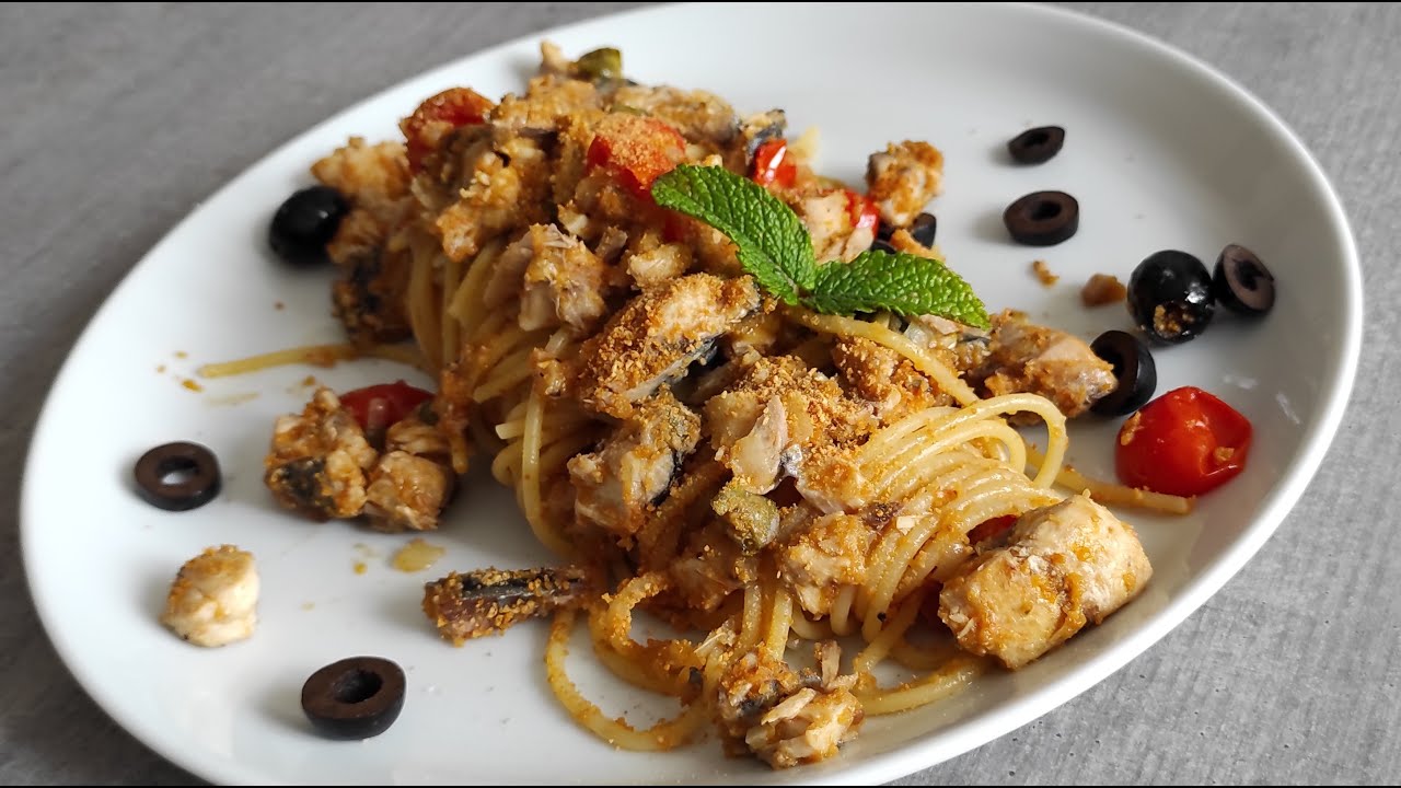 SPAGHETTI CON SGOMBRO| pomodorini e pangrattato